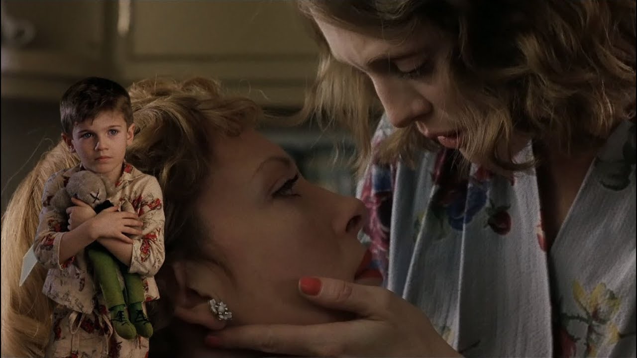 Julianne Moore and Toni Collette Lesbian Kiss