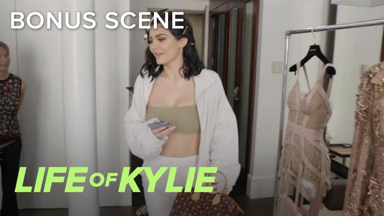 Kylie Jenner Tries on Versace Dress for 2017 Met Gala | Life of Kylie | E!