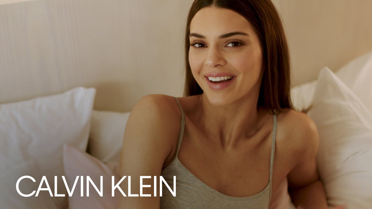 Kendall Jenner yatakta Calvin Klein çekimlerinde