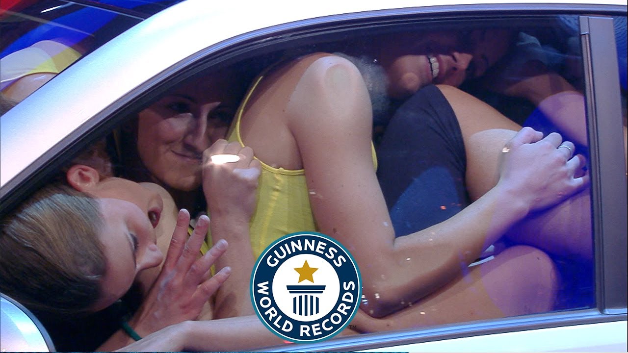 HOW MANY CHEERLEADERS CAN YOU FİT İN A SMART CAR? - GUİNNESS WORLD RECORDS