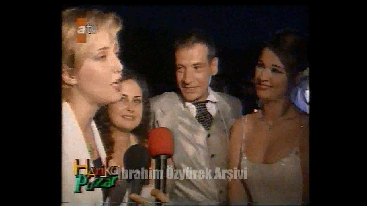 Açelya Akkoyun ve Civan Canova'nın düğününde Berna Laçin ve dostları çılgınlar gibi eğlendi 1998