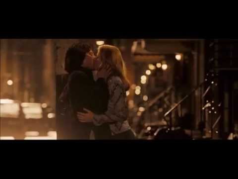 The invincible (2006) The kiss [Elizabeth Banks and Mark Wahlberg]