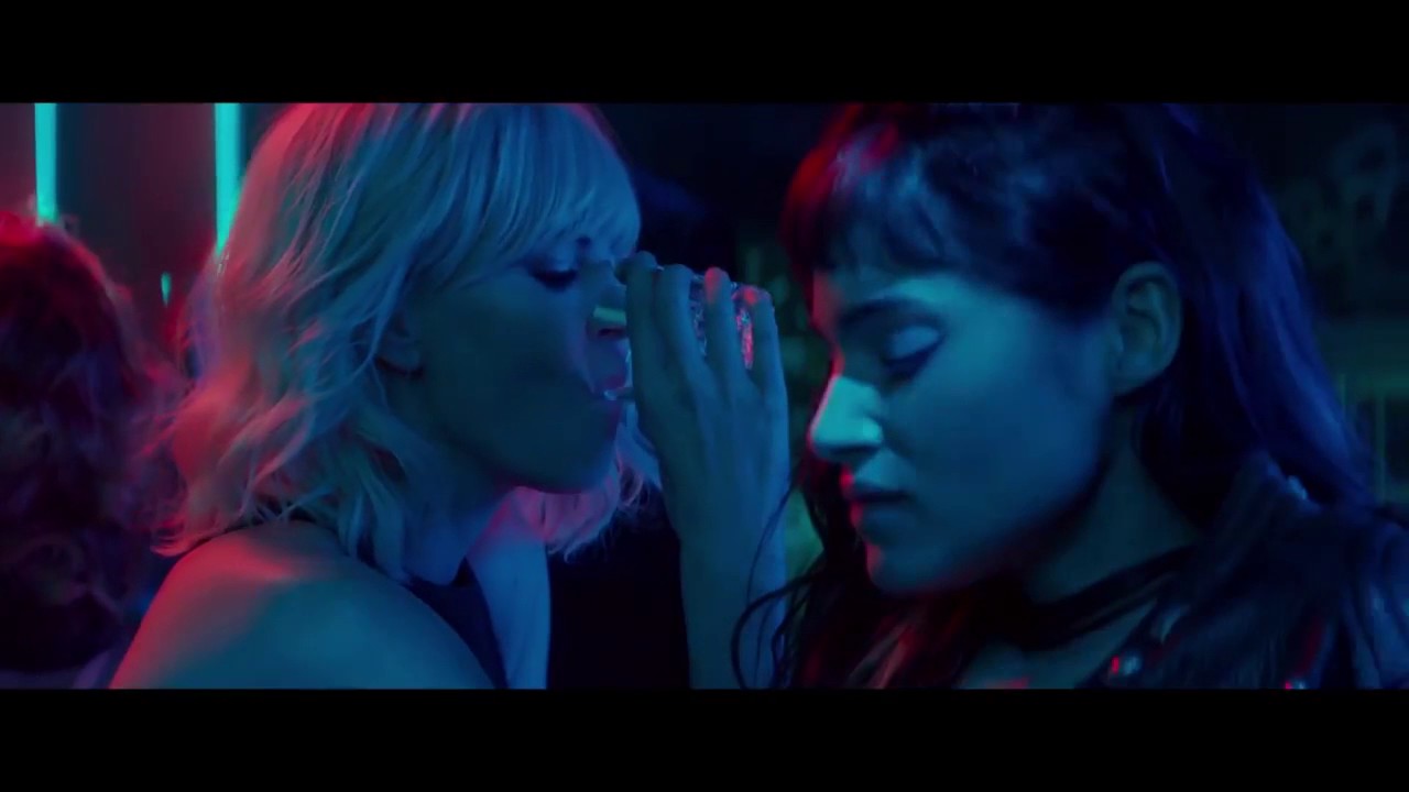 ATOMIC BLONDE 2017 MOVİE CLİP   CHARLİZE THERON  SOFİA BOUTELLA MAKE OUT HD