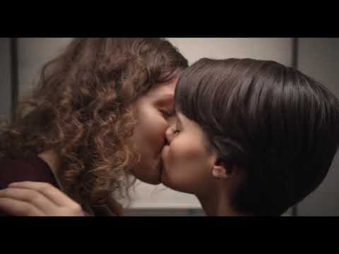 Trinkets: Season 2 / Kiss Scene — Elodie and Jillian (Brianna Hildebrand and Chloe Levine)