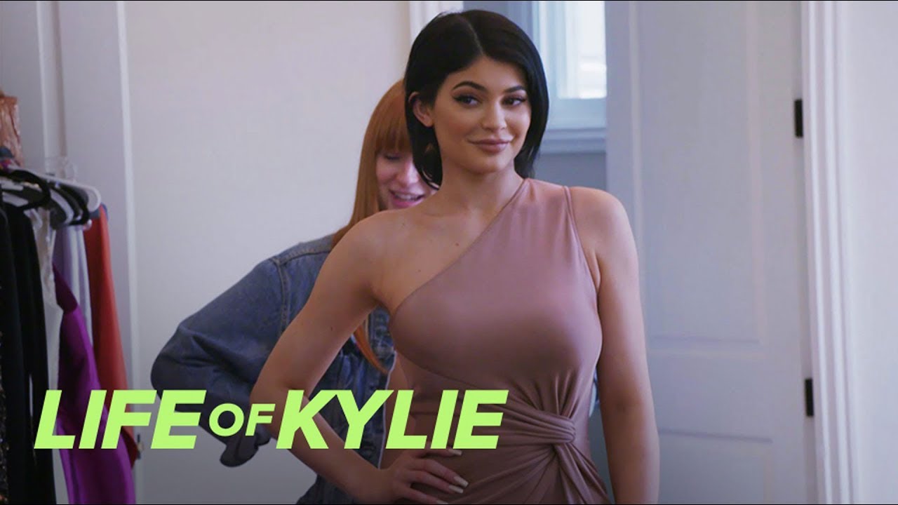 kylie jenner,Kylie Jenner Tries on Prom Dresses on 'Life of Kylie' | E!