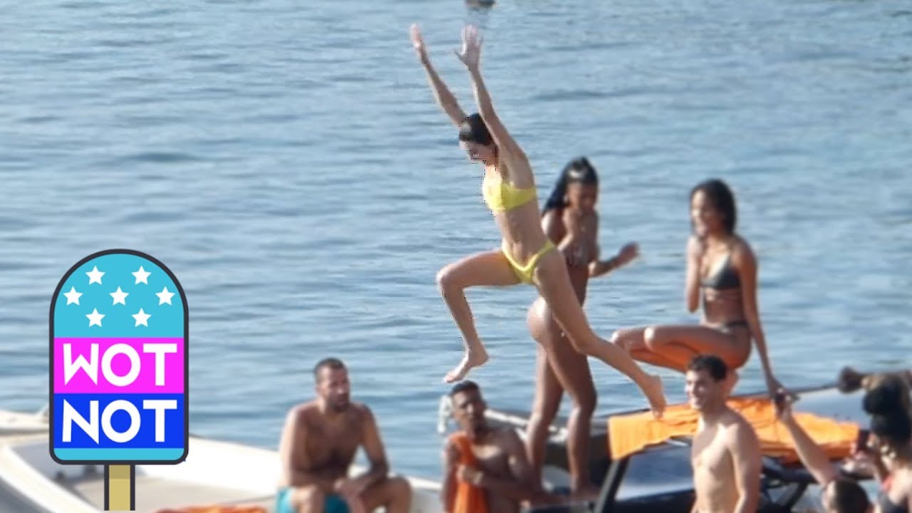 KENDALL JENNER LEAPS OFF BOAT IN THAT YELLOW BİKİNİ WHİLE HAVİNG A BLAST WİTH GİRLFRİENDS İN GREECE