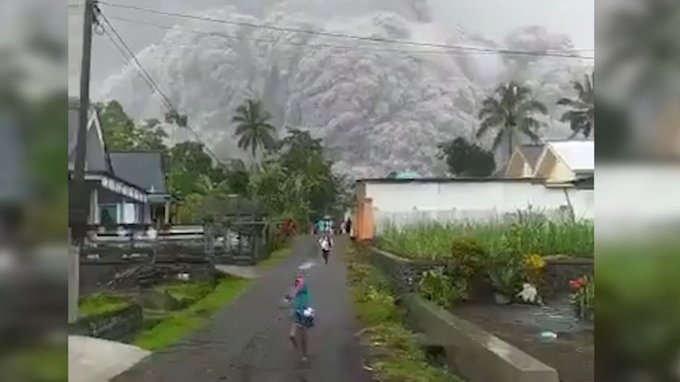 Endonezya'da Semeru Yanardağı patladı; yaşanan panik kamerada