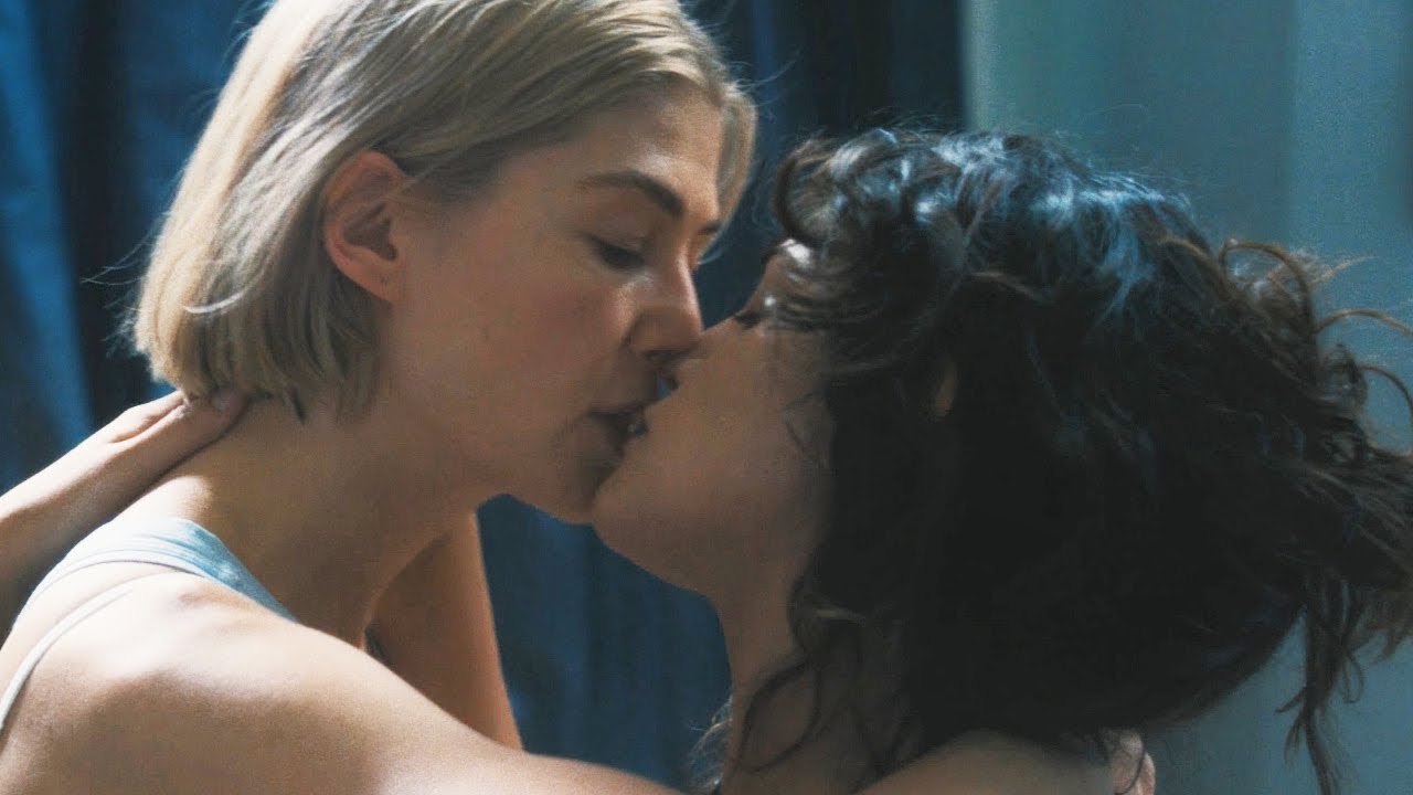 I CARE A LOT / KİSS SCENES — MARLA AND FRAN (ROSAMUND PİKE AND EİZA GONZALEZ)