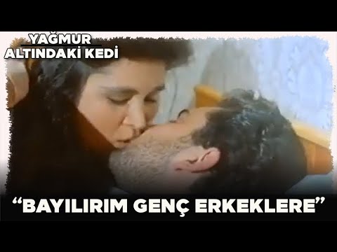 Yağmur Altındaki Kedi Türk Filmi   Zarife   Gizemli Genç Delikanlıya Göz Koyuyor