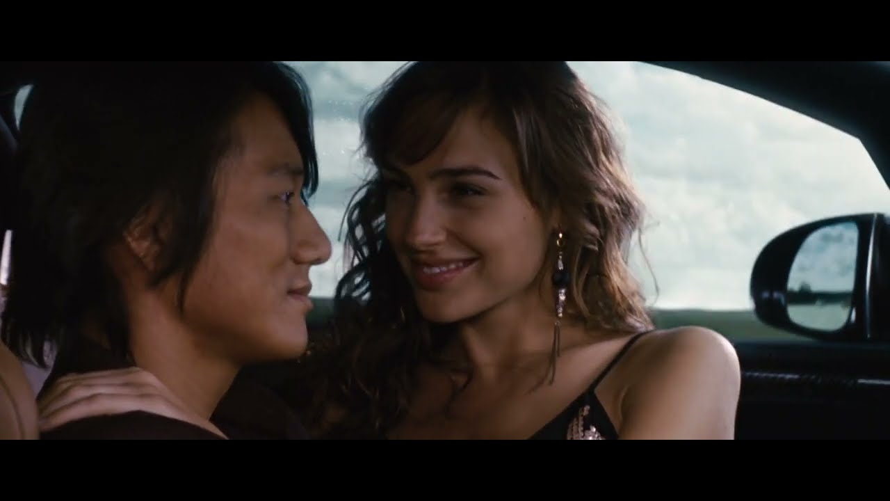 gal-gadot-hot-kissing-in-car-fast-five