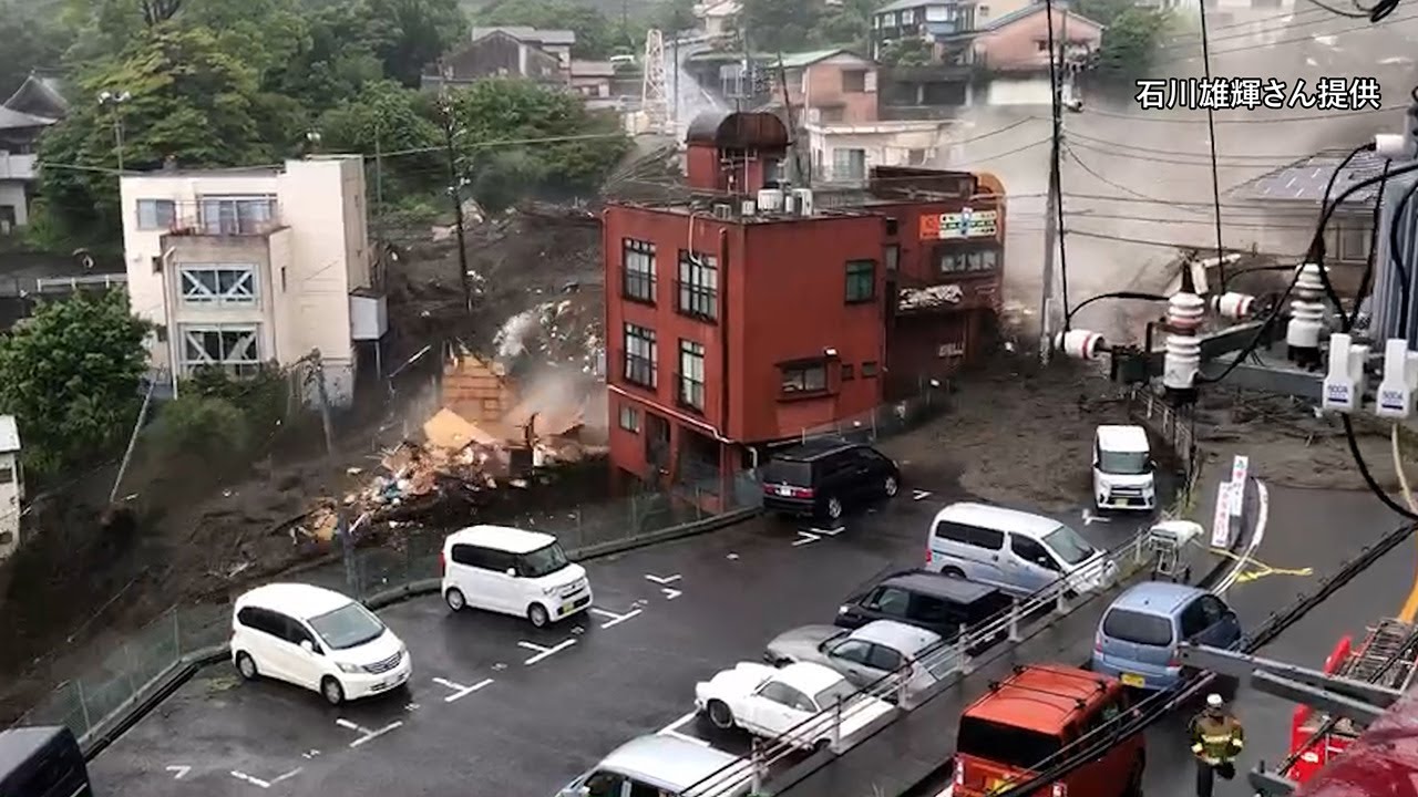 【瞬間】熱海市の住民が撮影した土石流の動画 【LANDSLİDE】