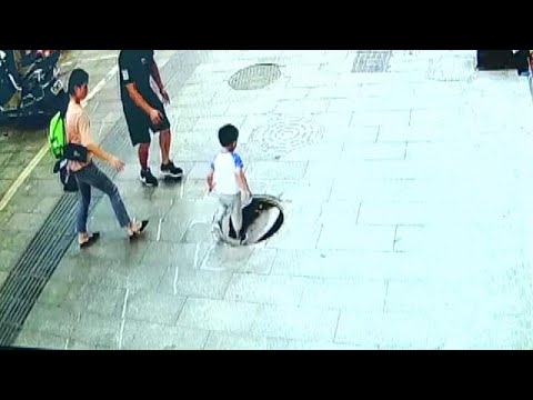 Çin'de 3 yaşındaki meraklı çocuk kırık rögar kapağına basarak kanalizasyona düştü