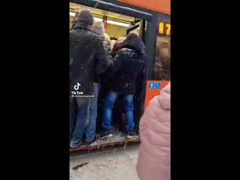 otobüs te kadını taciz eden adam metrobüs tıka basa doldu kapilar kapanmadı
