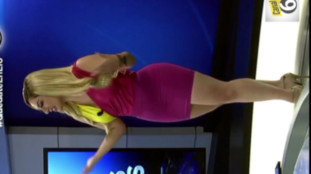 Rosalba Azuara BUENÍSIMA mini falda rosa ajustada PIERNAS y CUERPAZO SEXY hot legs tight shirt THICC