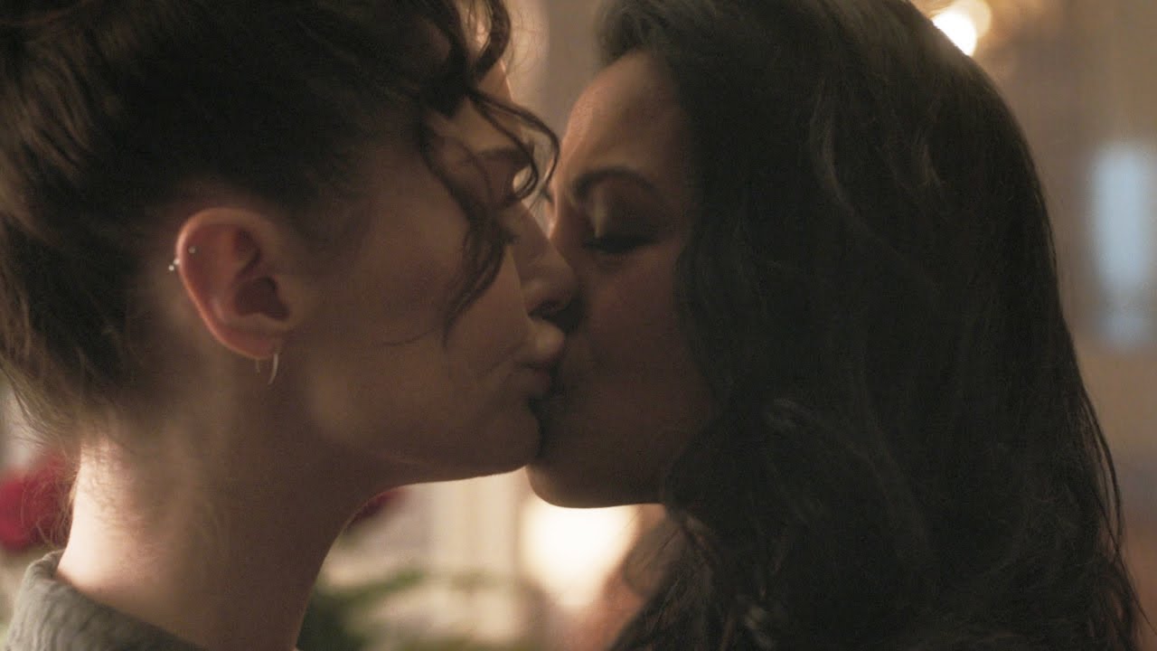 New Amsterdam 3x11 / Kissing Scenes — Lauren and Leyla (Janet Montgomery and Shiva Kalaiselvan)