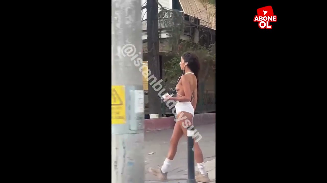 İstanbul Kadıköy Bağdat Caddesinde açık saçık şekilde  yürüyen kadın görüntülendi.