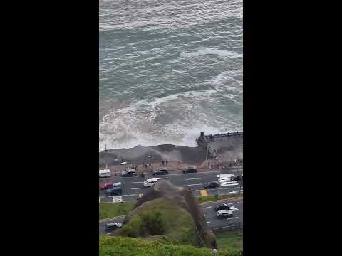 Tsunami llega a Perú! ???? Playa Redondo Miraflores.