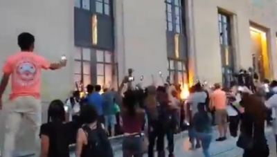 ABD'de eylemciler belediye binasını ateşe verdi