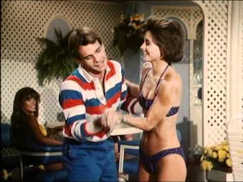 COURTENEY COX İN THE LOVE BOAT (SHORT CLİP)