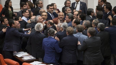 AKP'li vekillerle HDP'li vekiller arasında yumruklaşma
