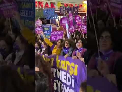 Taksim'de bir araya gelen kadınlar 'Zıplamayan Tayyip'tir' sloganı attı!