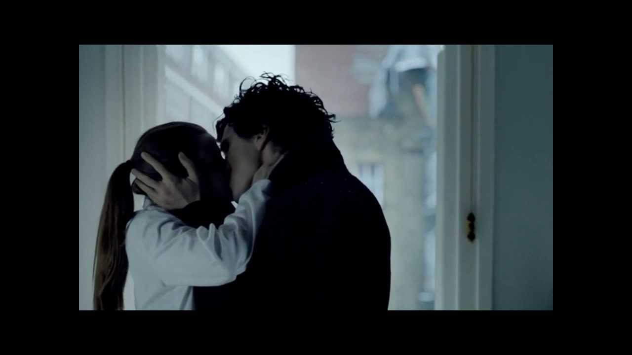 Sherlock and Molly kiss scene (The Empty Hearse-S03E01)