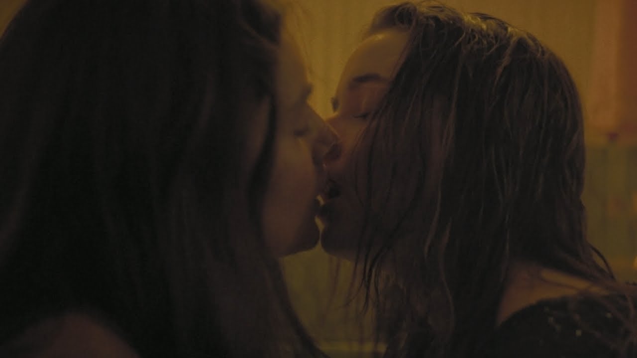 Booksmart   Kiss Scene Kaitlyn Dever and Diana Silvers