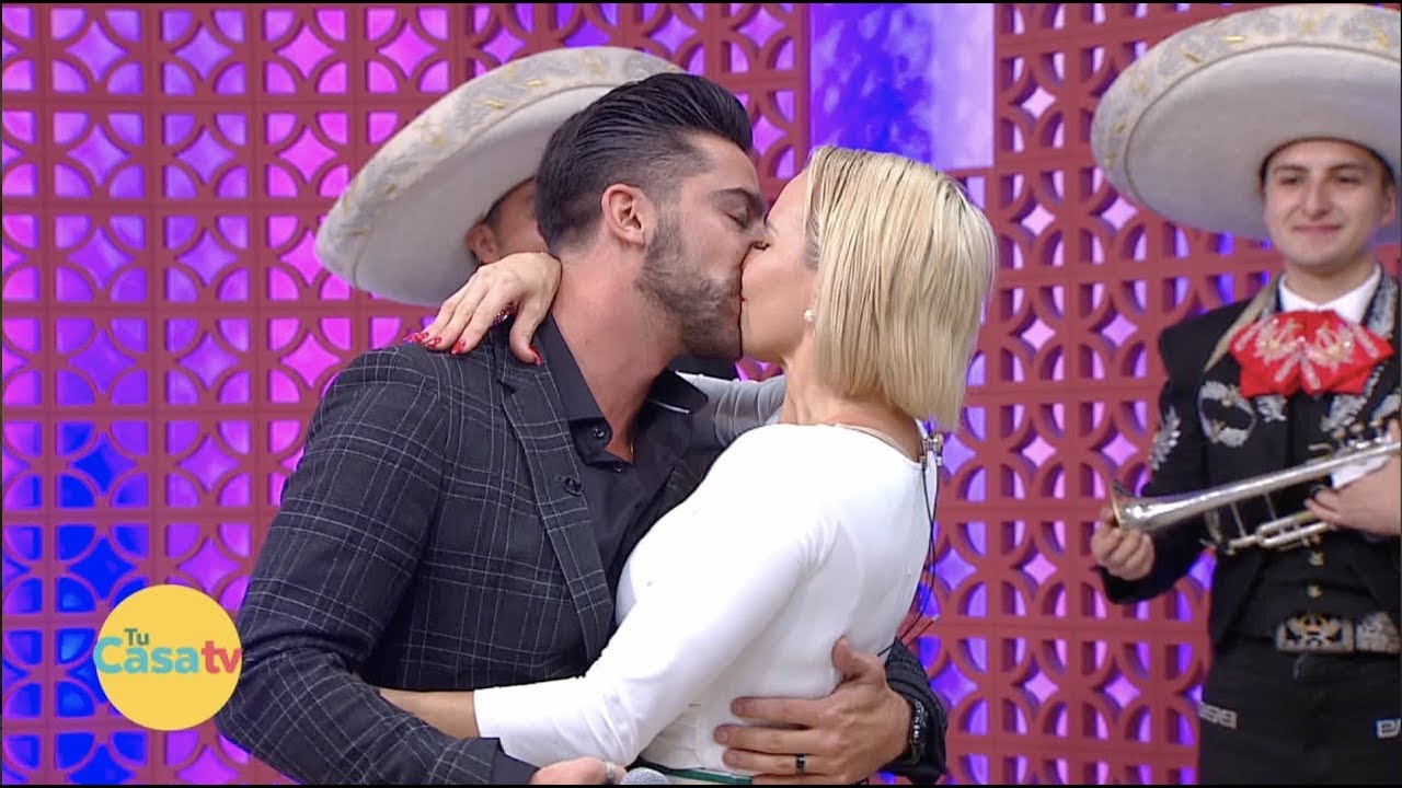 ¡Potro y Michelle Vieth con un beso de amor confirman su romance!