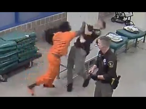 INMATE SUCKER PUNCHES OFFİCER [RAW VIDEO]
