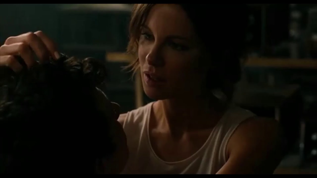Kate Beckinsale The Only Living Boy in New York 2017 Kiss Scenes