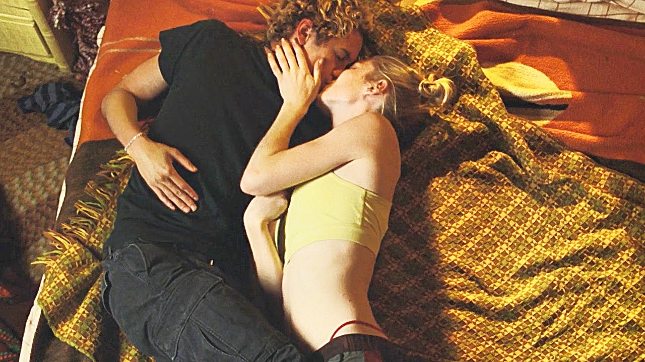 Euphoria 2x04 / Kissing Scenes — Jules and Elliot (Hunter Schafer and Dominic Fike)