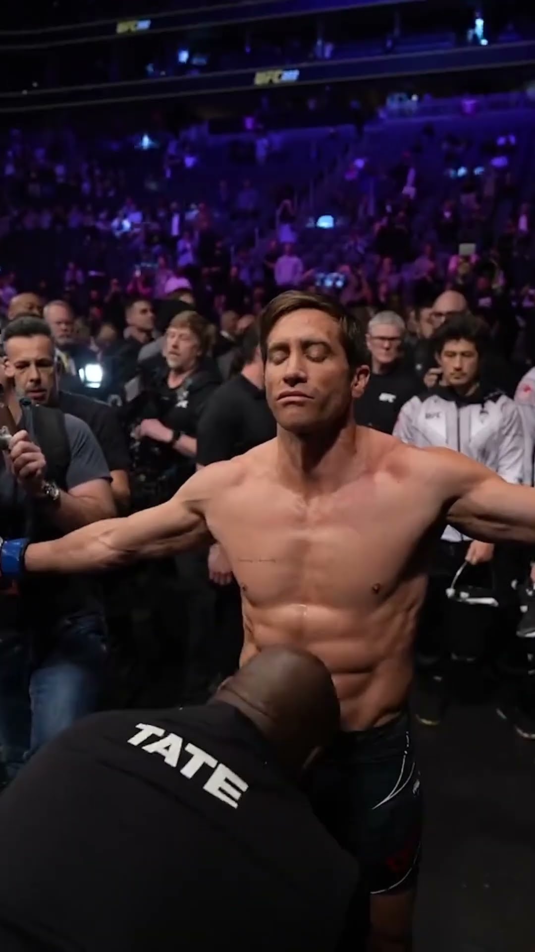 JAKE GYLLENHAAL SURPRİSES UFC CROWD AND FİGHTS FORMER UFC FİGHTER AFTER JON JONES FOR HİS NEW MOVİE