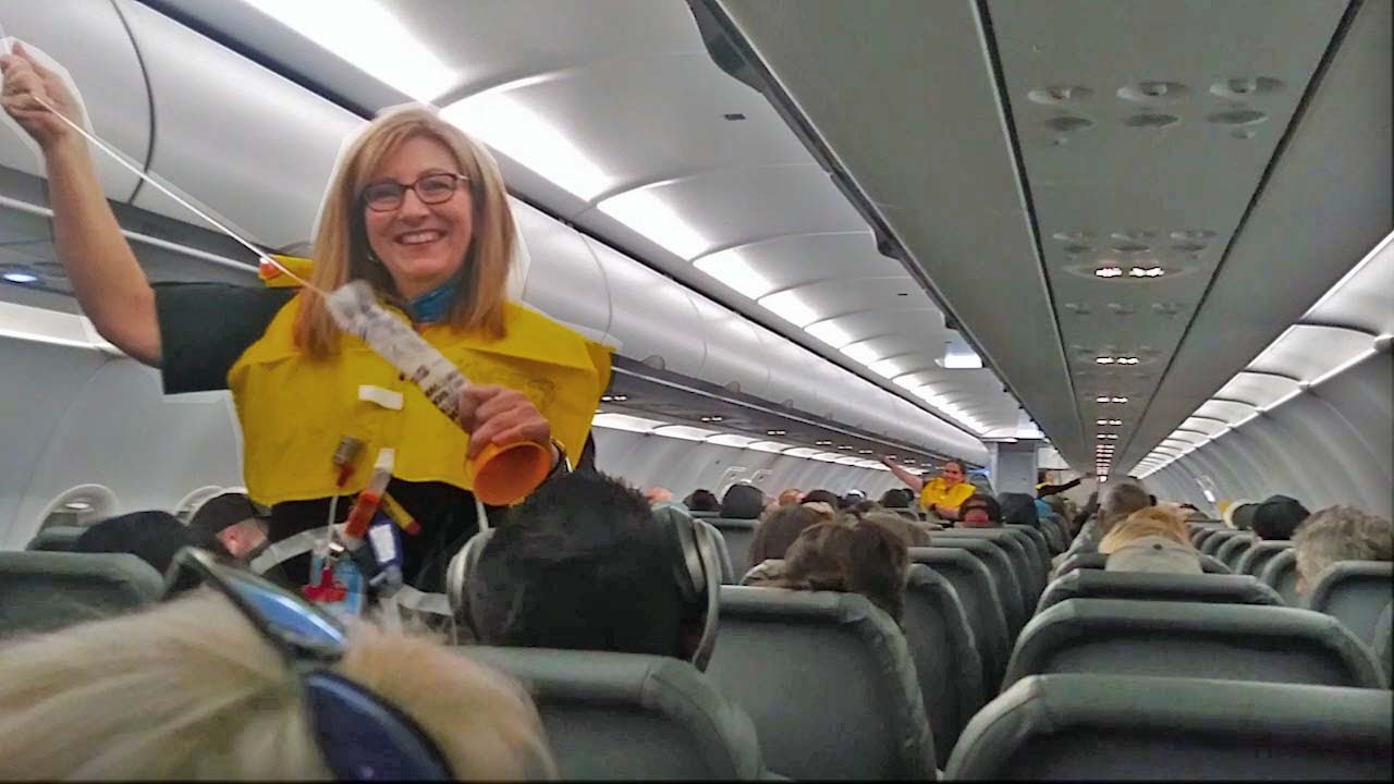 World's funniest flight attendant leaves passengers ın hysterics