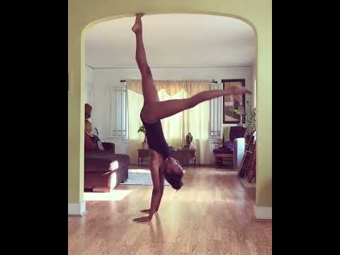 supermodel Naomi Campbell show off her incredible yoga moves