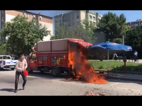 Satış yapmasına izin verilmeyen kişi kamyonetini ateşe verdi