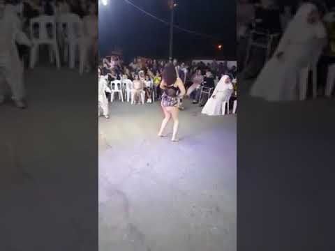 Düğünde (twerk) kalça dansı yapan kızı gören şaşkınlıkla izledi