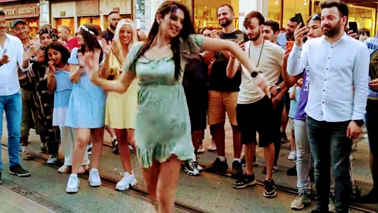 Taksim'den Muhteşem Dansıyla Bir Peri Kızı Geçti ✓sercan gider