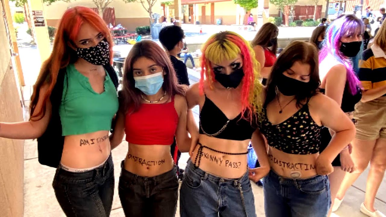 TEENS İN CROP TOPS WALK OUT OF CLASS TO PROTEST DRESS CODE