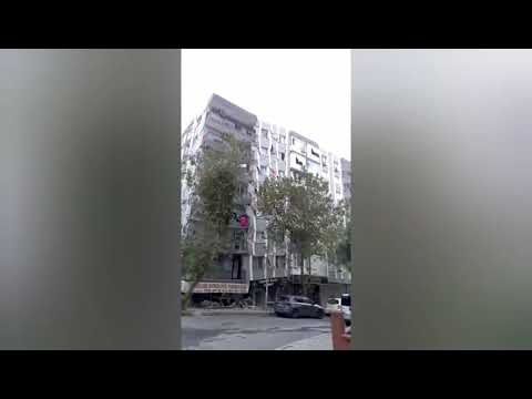 İzmir depreminde bir bina böyle yıkıldı