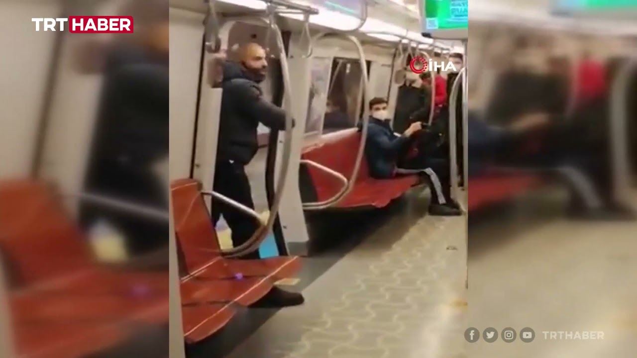 Metrodaki saldırgan kadın yolcuya bıçak çekip hakaret etti
