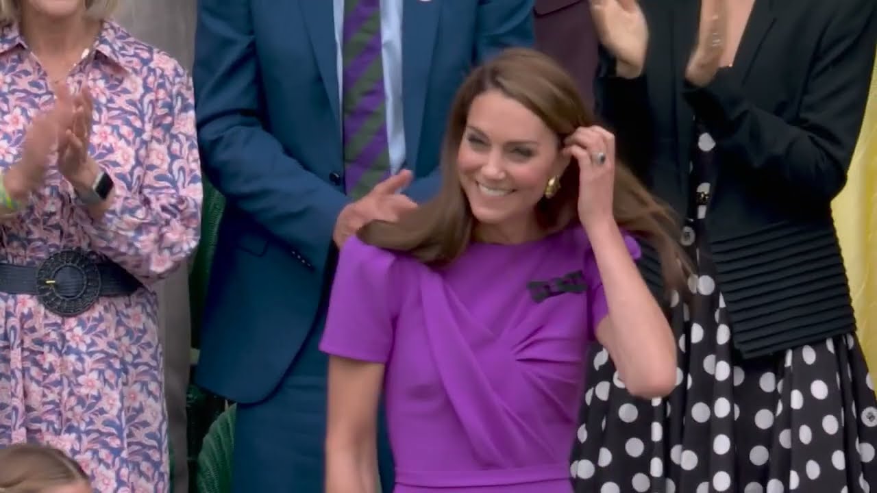 Kate Middleton greeted by standing ovation at Centre Court 