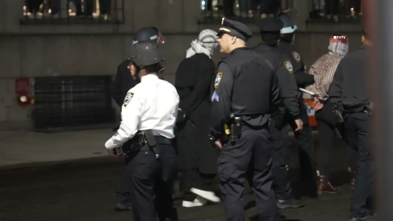 COLUMBİA PROTESTERS BLOCK PRİSONER BUS DURİNG NYPD RAİD