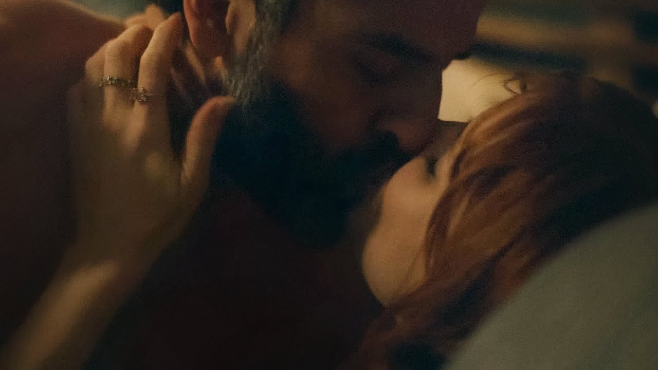 Scenes From a Marriage 1x05 Mira and Jonathan kiss (Jessica Chastain, Oscar Isaac)