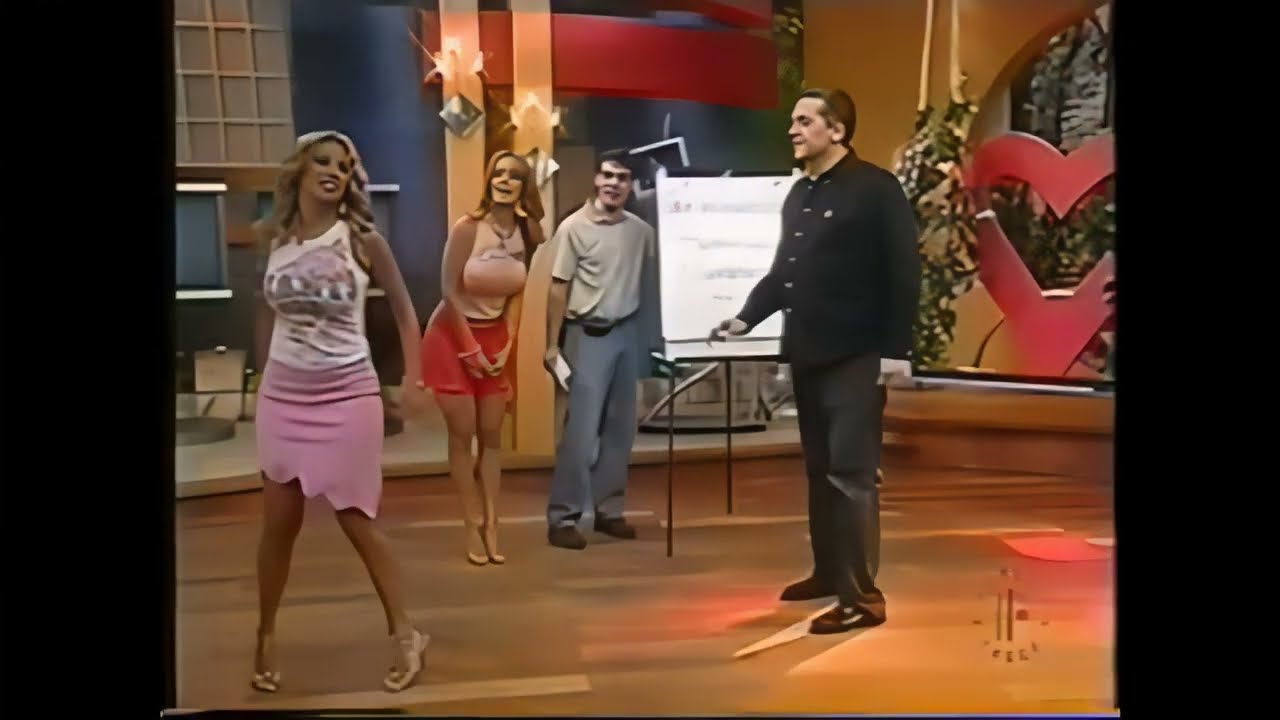 Ingrid Coronado bailando en mini falda rosa
