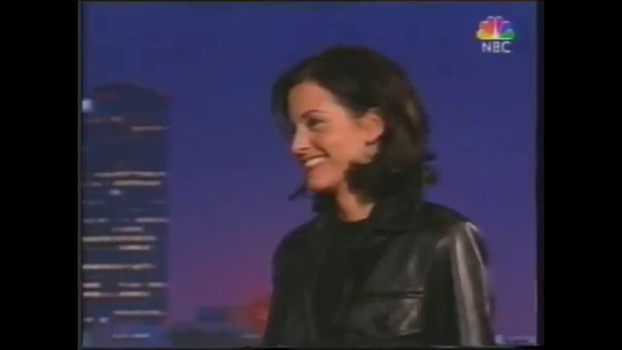 Courteney Cox come and kiss Matthew Perry