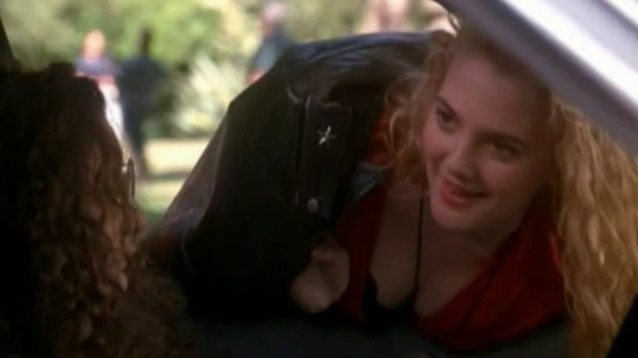 DREW BARRYMORE HOT İN CAR POİSON-IVY-1992
