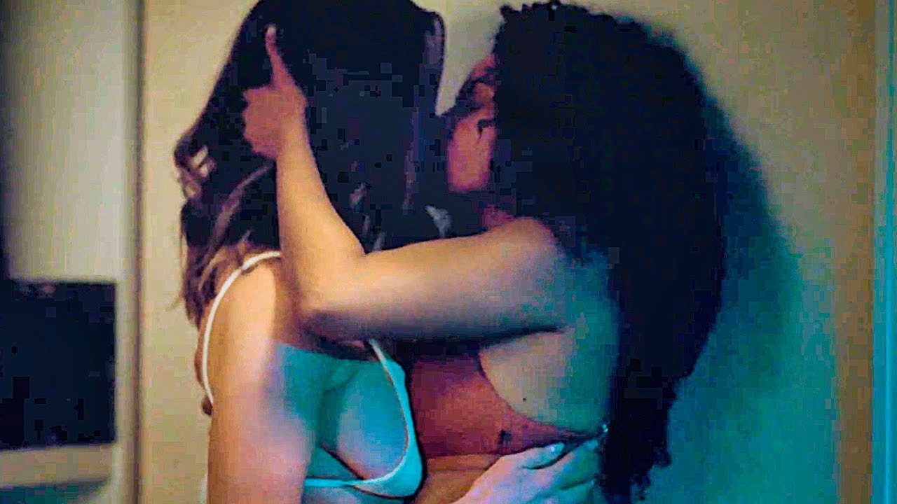 HEATWAVE / KİSSİNG SCENE — CLAİRE AND EVE (KAT GRAHAM AND MERRİTT PATTERSON)