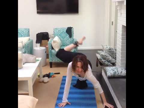 Sarah Paulson fazendo exercício. - Sarah Paulson exercising.