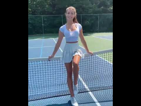 Anna Louise tenis oynarken çok seksi!