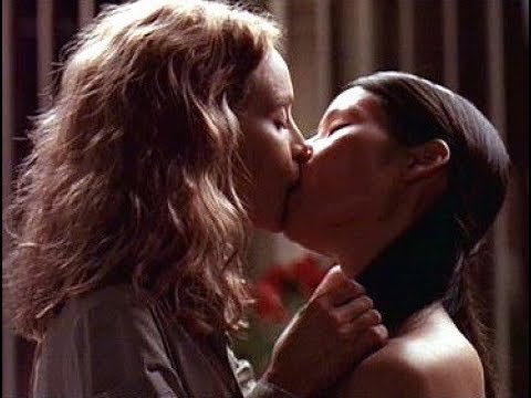 Calista Flockhart and Lucy Liu Lesbian Kiss